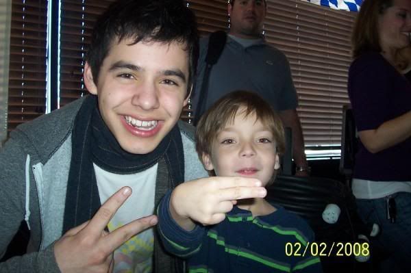 David Doing The Peace Sign With A Little Kid :) Zadorable