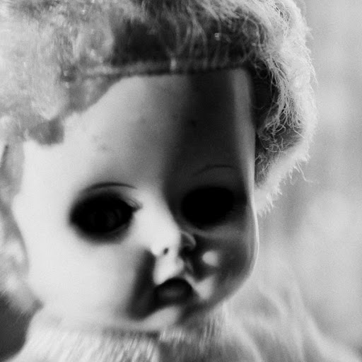 La muñeca enterrada Creepy-doll-bw