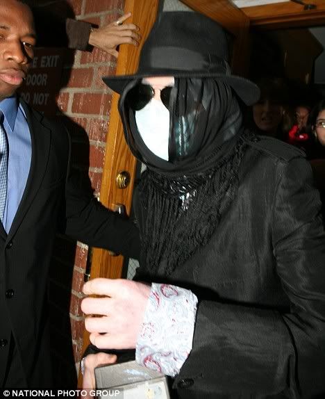 [31/12] Michael Jackson em uma livraria de Santa Monica Article-1104063-02EDACC2000005DC-62