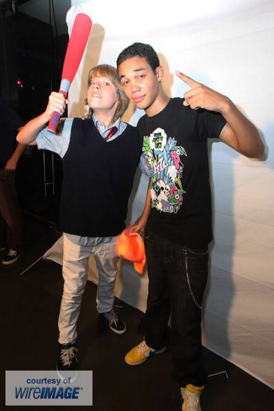 Sprouse Bros's pictures!! - Page 2 Large_cole-sprouse-and-roshond-fega