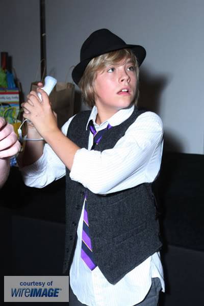 Sprouse Bros's pictures!! - Page 2 Large_dylan-sprouse-at-dylan-and-co