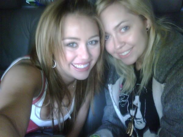 Miley Cyrus Twitpics - Page 2 6522879