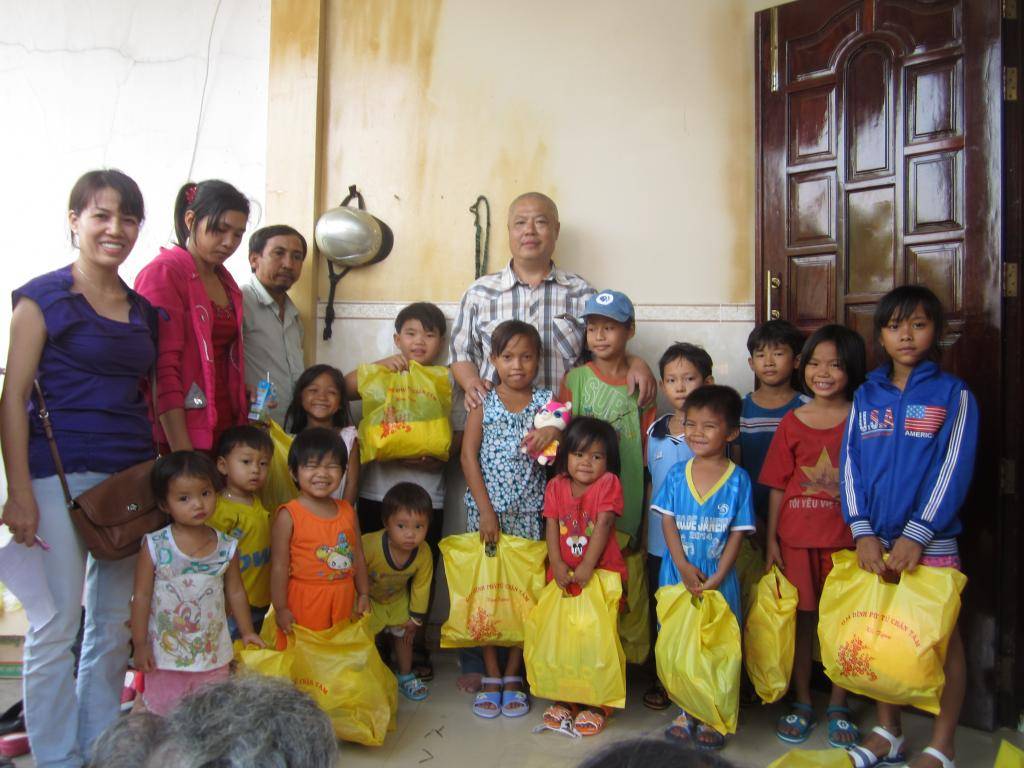 Mong được Giúp đỡ trẻ em xóm nghèo xã Phạm Văn Hai- Huyện Bình Chánh IMG_13651_zps144fcff7
