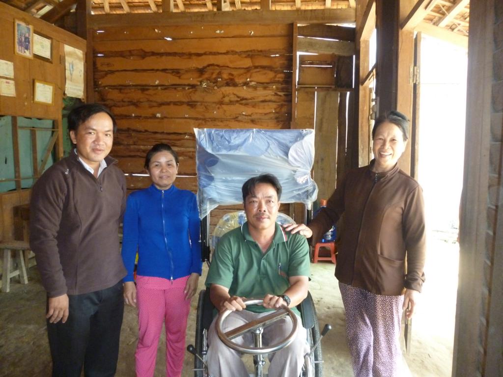 Giúp xe lăn cho 1 trường hợp khuyết tật tại Đức Linh Bình Thuận P1050386_zpsc79f549a