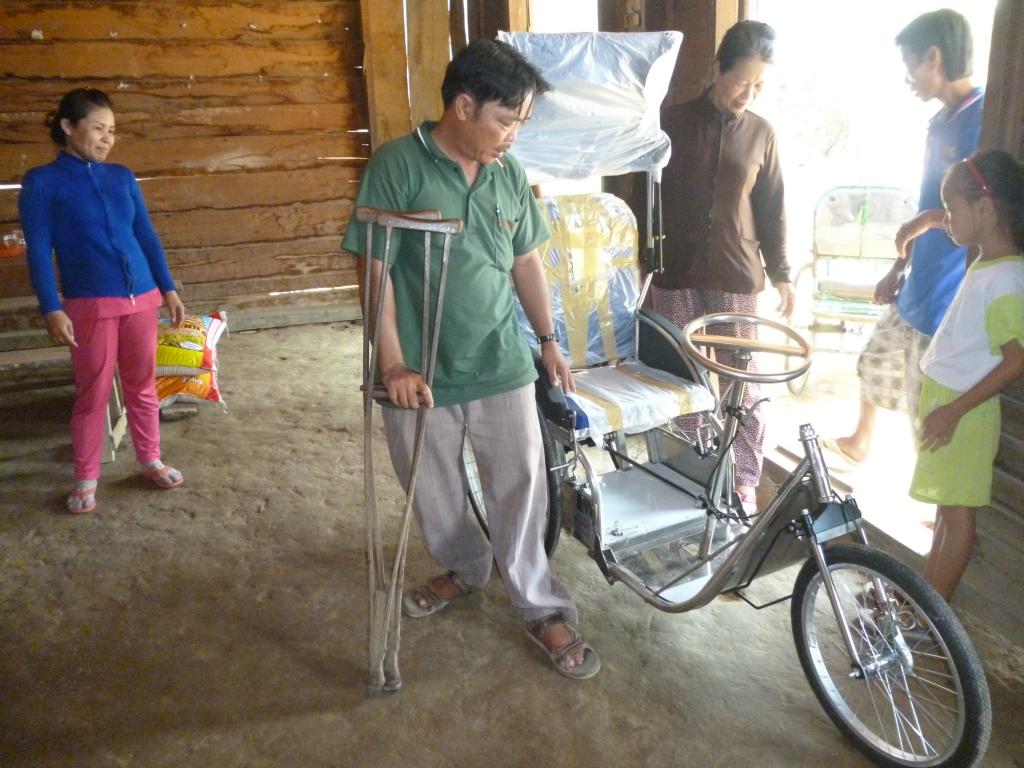 Giúp xe lăn cho 1 trường hợp khuyết tật tại Đức Linh Bình Thuận P1050388_zps134d0bce