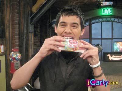 David muerde todo. Icarly1