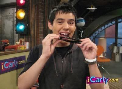 David muerde todo. Icarly2