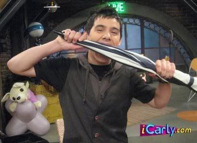 David muerde todo. Icarly5