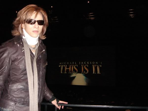 [YOSHIKI] [Misc] yoshiki acude a ver la pelicula de michael jackson (28 octubre) Y003