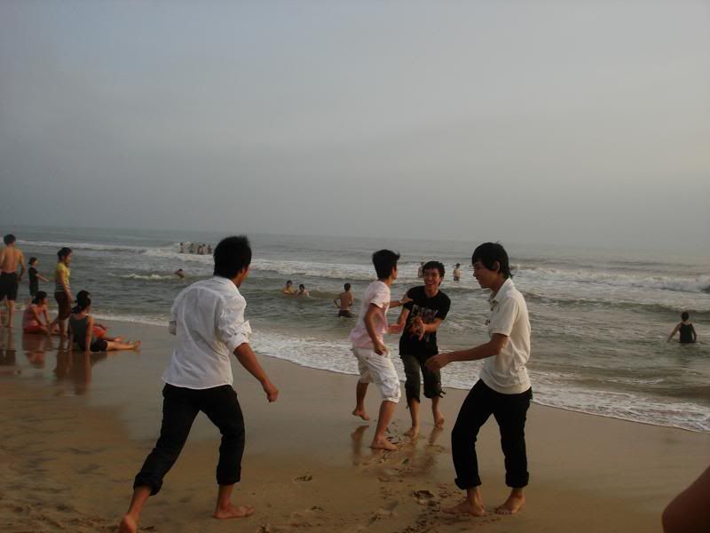 More pictures at Thuan An beach on 18-05-09 (part 2) DSC00199