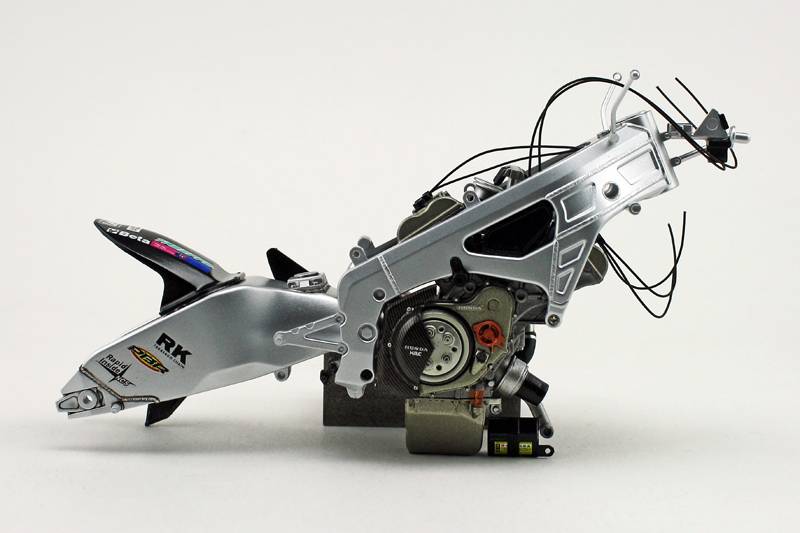 Honda RC211V 2006 Team LCR Tamiya 1/12 - Page 2 4_zpsk0vuoiba