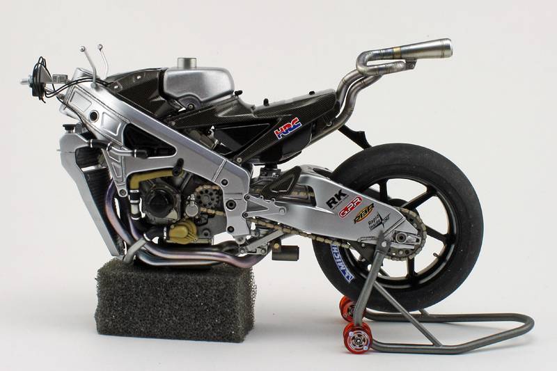 Honda RC211V 2006 Team LCR Tamiya 1/12 - Page 6 4_zpspsmwoer2