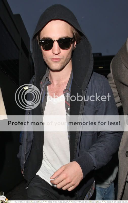 Cast arrives in LA for MTV Movie Awards 003