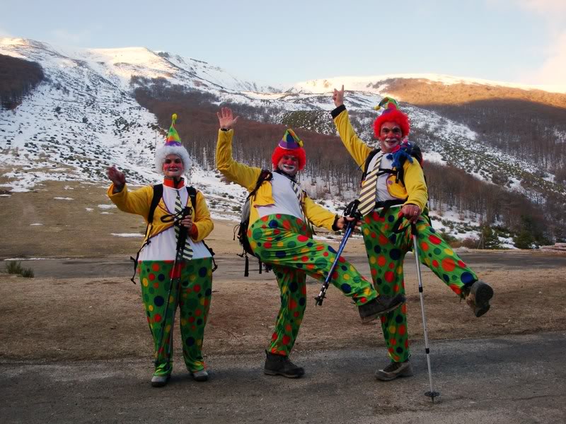 Haciendo el payaso subiendo al Pico Mencilla 1.932m. MENCILLA040