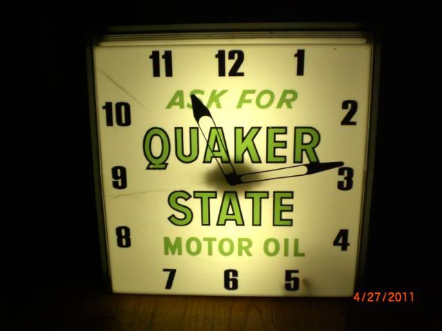 Vintage Quaker State Oil lighted clock CIMG1835