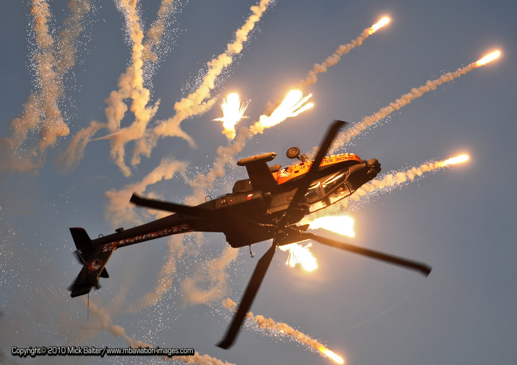 مقارنة بين  AH-64D Longbow Apache  و Kamov Ka-50 Hokum MBAviationImagesSanicoleSunsetApacheFlaresFr