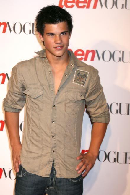 Taylor Lautner aka Jacob Black L_bbd7260636d5538983f81ea107ec973e