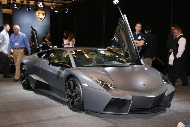 Lamborghini Reventon يعور القلب و الشرايين من هيبته Lambo-reventon-la-20