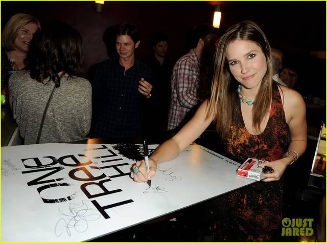 NOVIDADES SOBRE 9ª Temporada - Spoilers - Página 4 Sophia-bush-evening-one-tree-hill-07