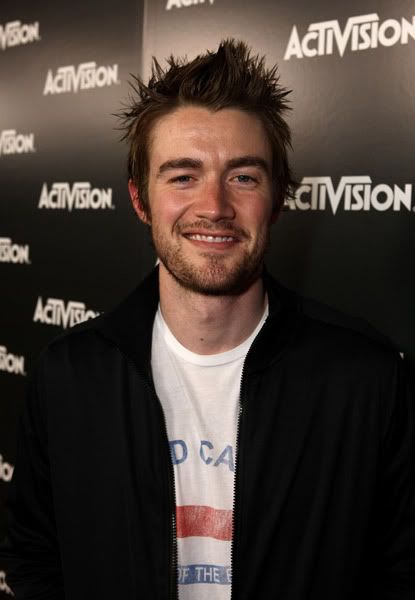 Robert Buckley - Clay - Página 3 60755652bennettaj6152010121908PM1