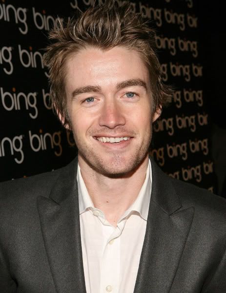 Robert Buckley - Clay - Página 3 60843447bennettaj623201020941PM