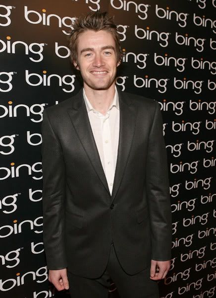 Robert Buckley - Clay - Página 3 60843451bennettaj623201020937PM