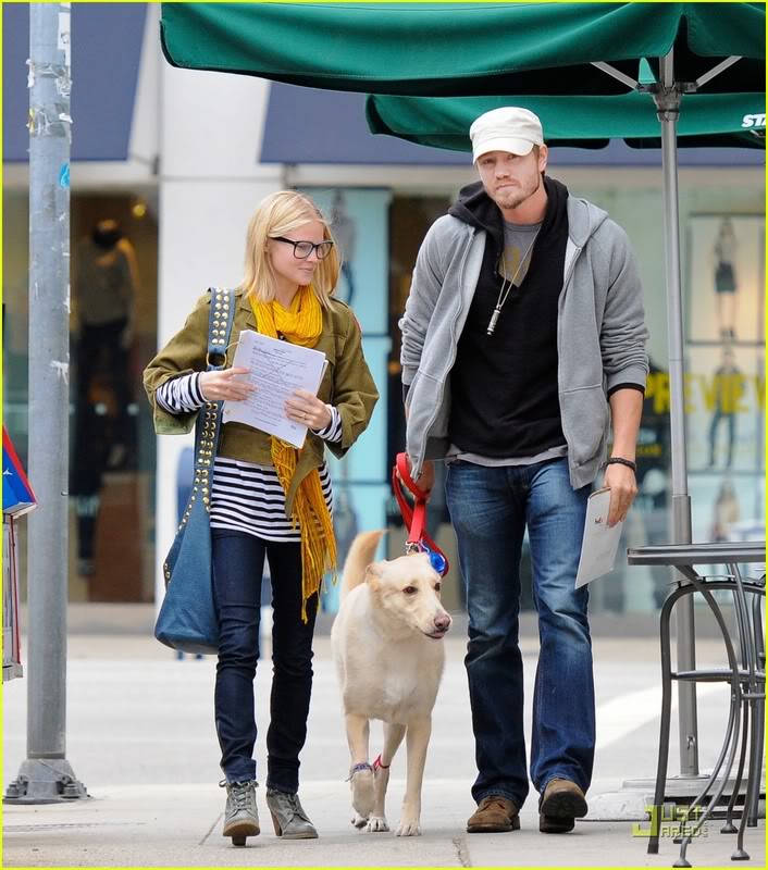 Fotos, vídeos do Chad Michael Murray - Lucas Scott - Página 4 Chad-michael-murray-dog-walk-05