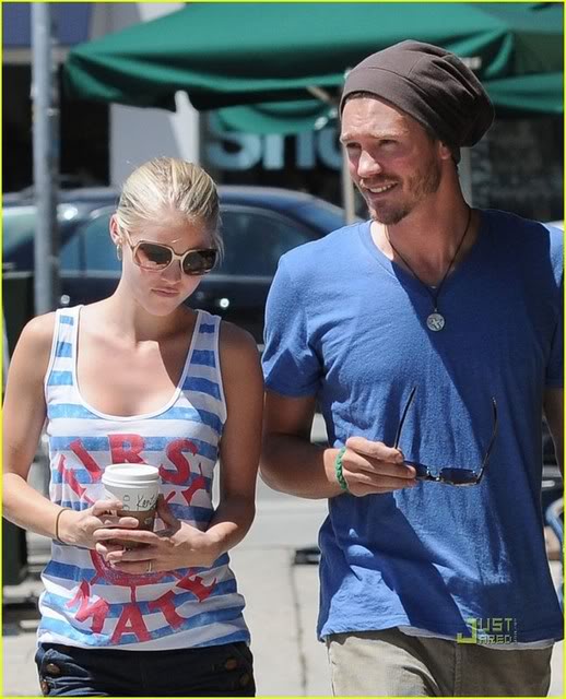 Fotos, vídeos do Chad Michael Murray - Lucas Scott - Página 3 Chad-michael-murray-starbucks-01