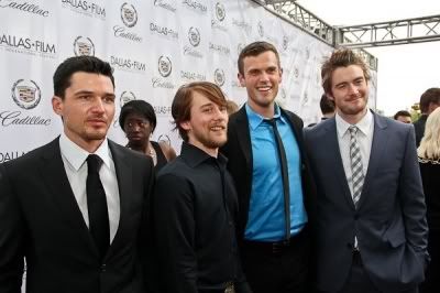 Robert Buckley - Clay - Página 3 Normal_205463_10150193464335572_362888540571_8403287_2199604_n