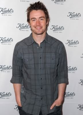 Robert Buckley - Clay - Página 3 Normal_64252793snoopreynaert48201172314AM