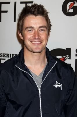 Robert Buckley - Clay - Página 3 Normal_Robert2BBuckley2BGatorade2BNew2BG2BSeries2BFit2BLaunch2BoPJMozDF0fKl