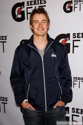 Robert Buckley - Clay - Página 3 Normal_full_gatorade_launch_22_wenn3293725