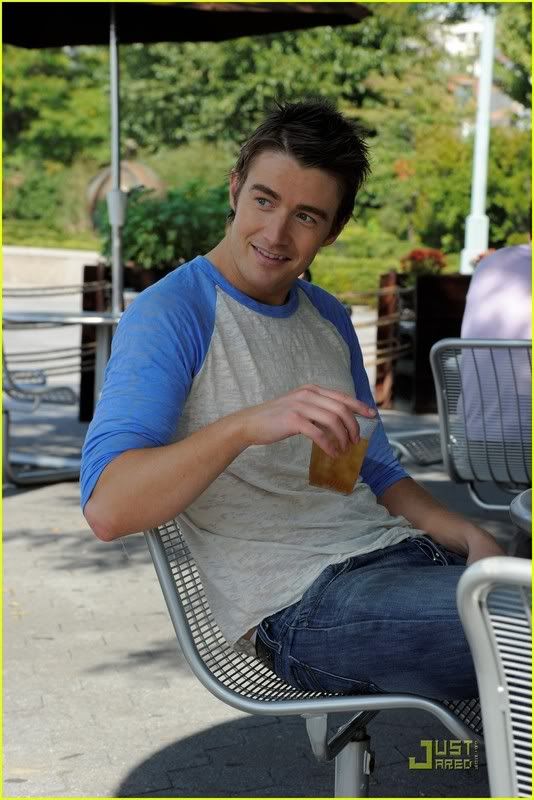 Robert Buckley - Clay - Página 3 Robert-buckley-axe-04