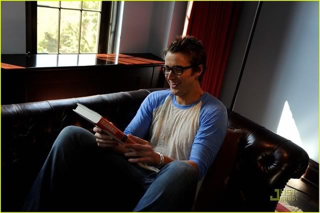 Robert Buckley - Clay - Página 3 Robert-buckley-axe-05