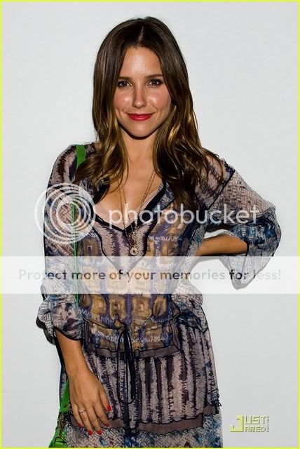 Fotos, Vídeos e Aparições Públicas - Sophia Bush (Brooke Davis) - Página 10 Sophia-bush-bcbg-max-azria-14