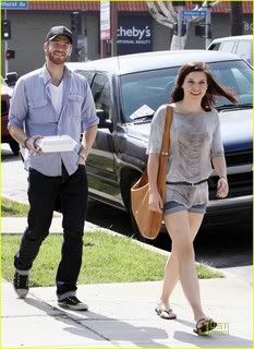 Fotos, Vídeos e Aparições Públicas - Sophia Bush (Brooke Davis) - Página 2 Sophia-bush-jon-foster-home-rest-11