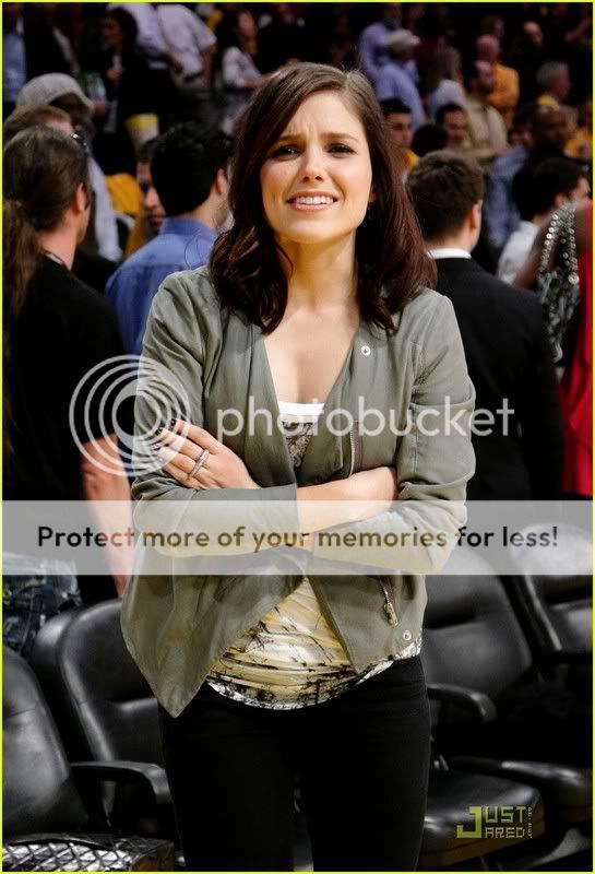 Fotos, Vídeos e Aparições Públicas - Sophia Bush (Brooke Davis) - Página 2 Sophia-bush-lakers-04