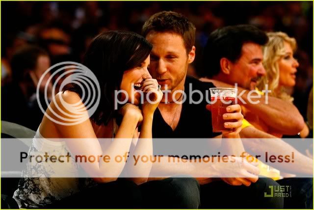 Fotos, Vídeos e Aparições Públicas - Sophia Bush (Brooke Davis) - Página 2 Sophia-bush-lakers-07