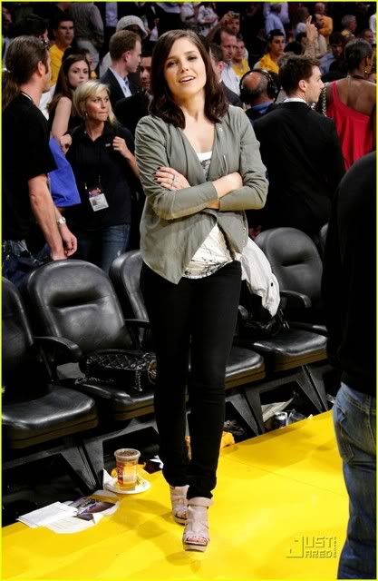 Fotos, Vídeos e Aparições Públicas - Sophia Bush (Brooke Davis) - Página 2 Sophia-bush-lakers-15