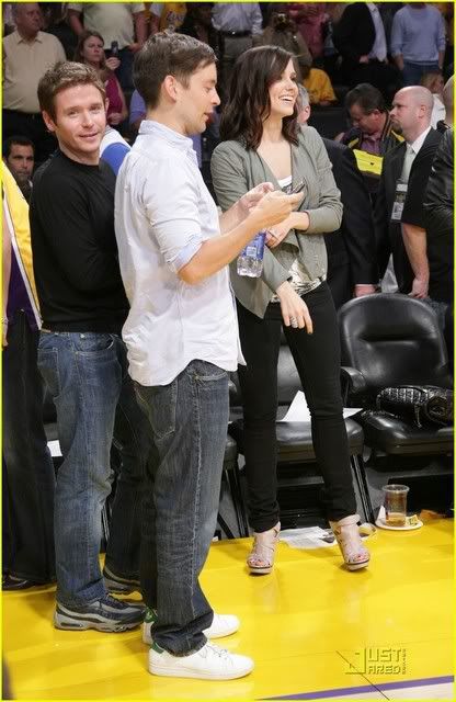 Fotos, Vídeos e Aparições Públicas - Sophia Bush (Brooke Davis) - Página 2 Sophia-bush-lakers-17