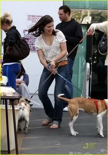 Fotos, Vídeos e Aparições Públicas - Sophia Bush (Brooke Davis) - Página 2 Sophia-bush-petco-adoption-day-05