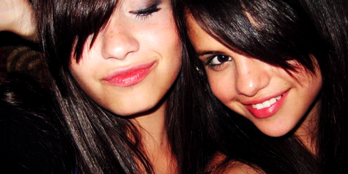 Demi & Selena Selena02b