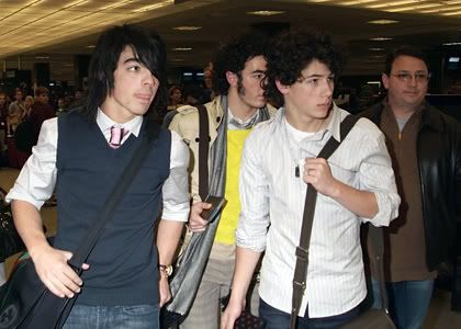 Olha a lingua Joe Jonas-brothers-dulles-leave