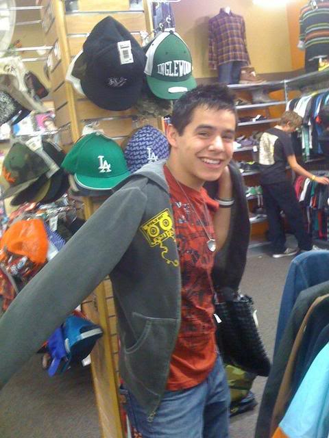 David Archuleta's Official Myspace (Những ảnh được post trên myspace chính thức của Archie) - Page 2 L_2f3bae014e5a4b81a3f61e6ed852bb2a