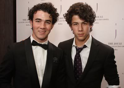 nick y kevin en inaguracion de hotel " sin joe" 13-1