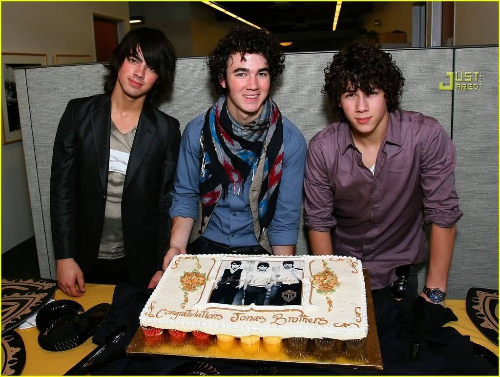 familia jonas Jonas-brothers-gold-01