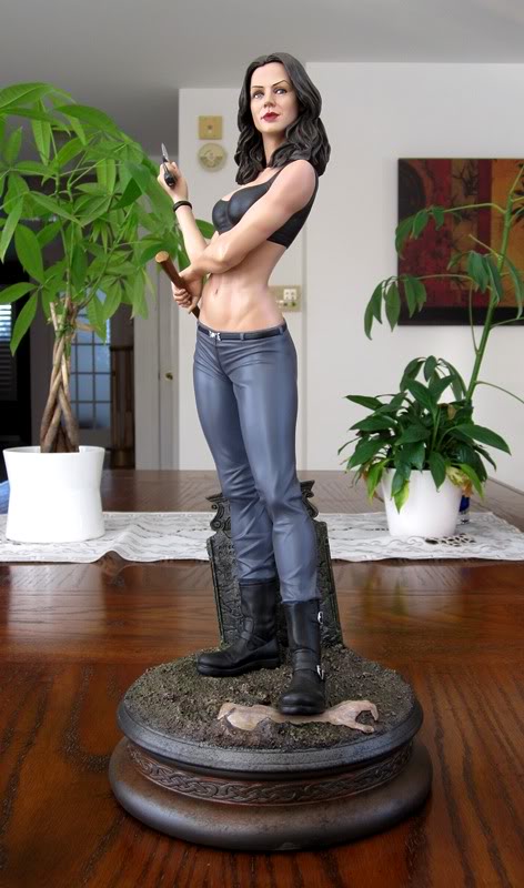 BUFFY: FAITH Statue Fa6