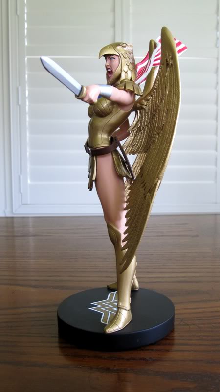 [DC Direct] Cover Girls of the DC Universe: WONDER WOMAN (Armored) Statue - SAIU! - Página 2 Kcw12