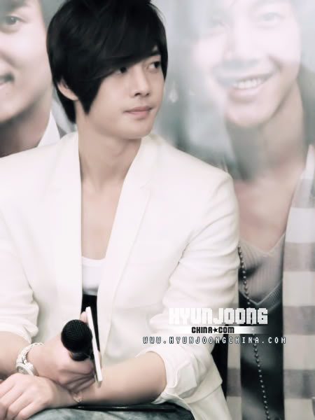 hyun joong ووالدته دموع الام وابنها A8035887-195