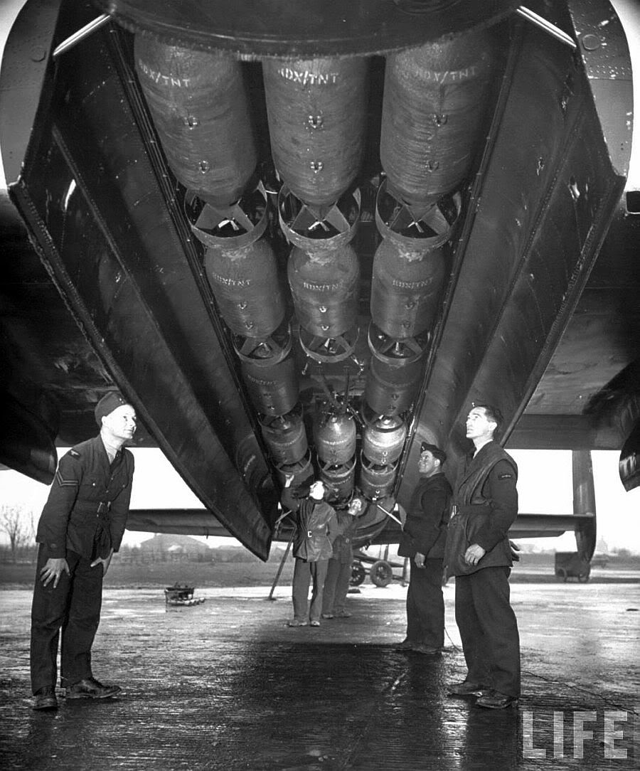 Rusija formirala novu diviziju teških bombardera Lancaster-bomb-bay